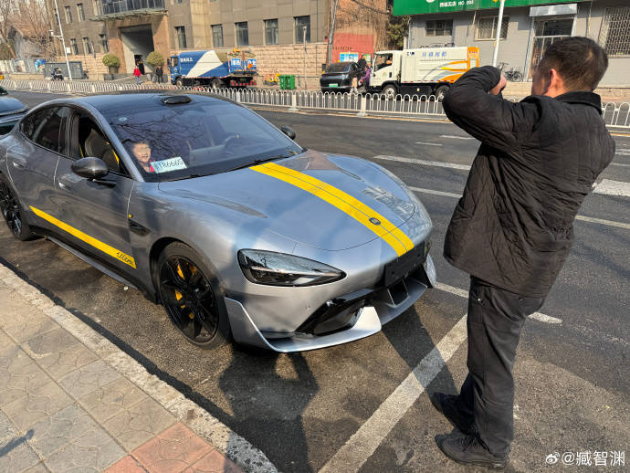 小孩哥下樓看小米SU7 Ultra<strong></p>
<p>不銹鋼板廠
</strong>,沖回家拿車模送車主:不銹鋼板廠