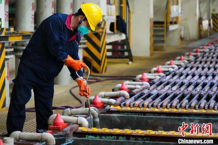 青海省唯一一家銅冶煉廠生產忙:鋼板樁生產廠