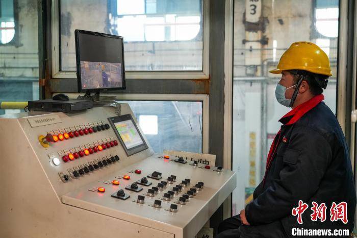 青海省唯一一家銅冶煉廠生產忙:鋼板樁生產廠