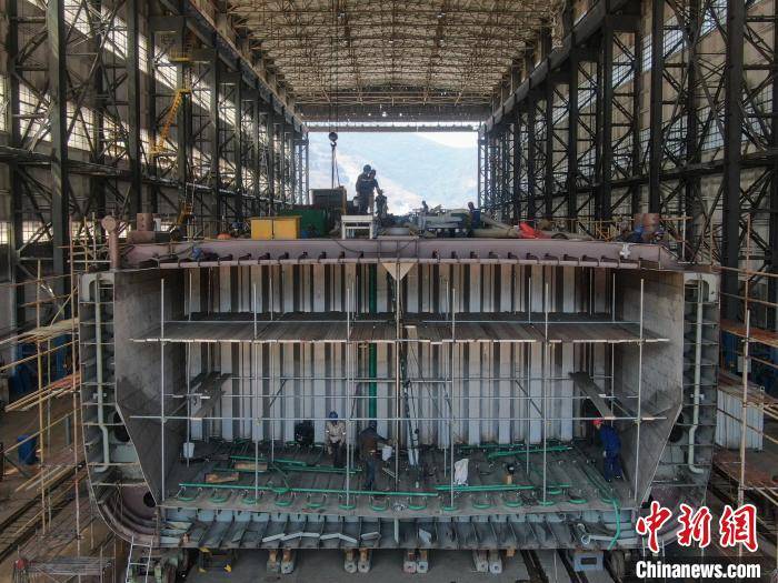 探訪江西最大造船廠:出口訂單多 船舶制造生產忙:鋼板樁生產廠