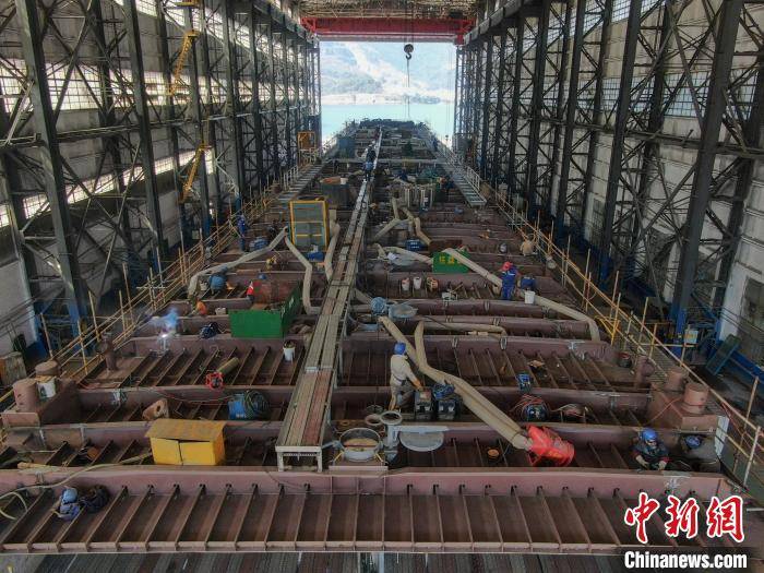 探訪江西最大造船廠:出口訂單多 船舶制造生產忙:鋼板樁生產廠
