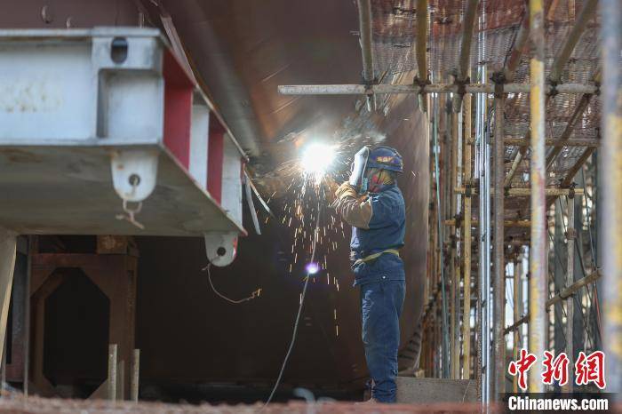 探訪江西最大造船廠:出口訂單多 船舶制造生產忙:鋼板樁生產廠