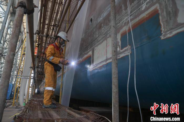 探訪江西最大造船廠:出口訂單多 船舶制造生產忙:鋼板樁生產廠