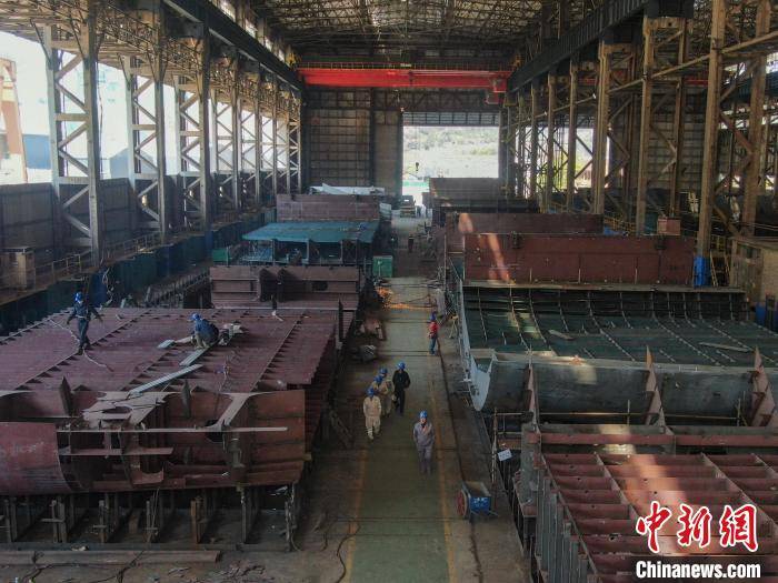 探訪江西最大造船廠:出口訂單多 船舶制造生產忙:鋼板樁生產廠