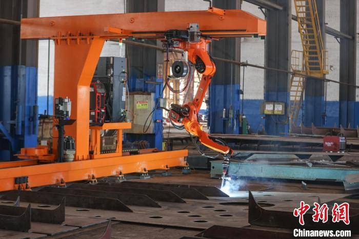 探訪江西最大造船廠:出口訂單多 船舶制造生產忙:鋼板樁生產廠