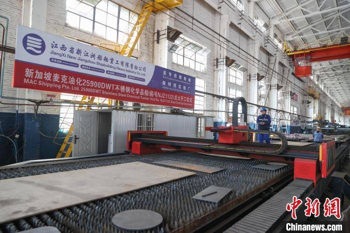 探訪江西最大造船廠:出口訂單多 船舶制造生產忙:鋼板樁生產廠