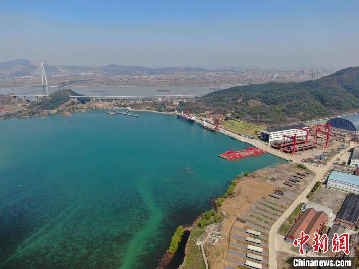 探訪江西最大造船廠:出口訂單多 船舶制造生產忙:鋼板樁生產廠
